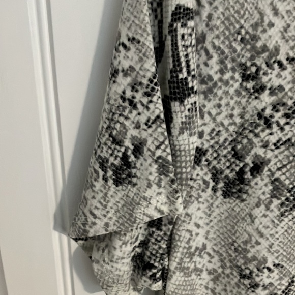 NINA LEONARD Tunic Shark Bite Short Sleeve SNAKE PRINT XL - Picture 3 of 8